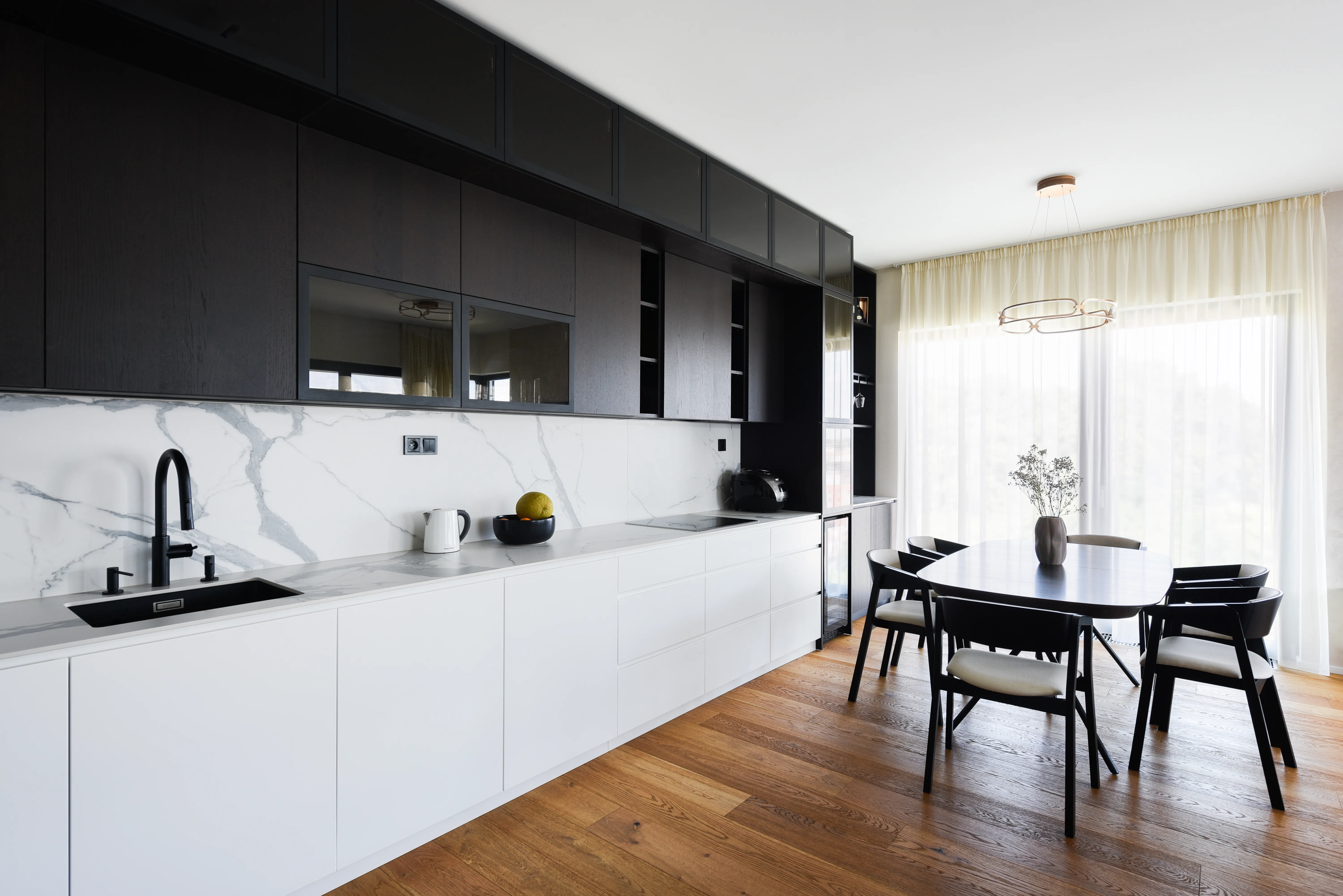 Kitchen unit in combination of lacquered white mat with dark walnut veneer and Technistone worktop